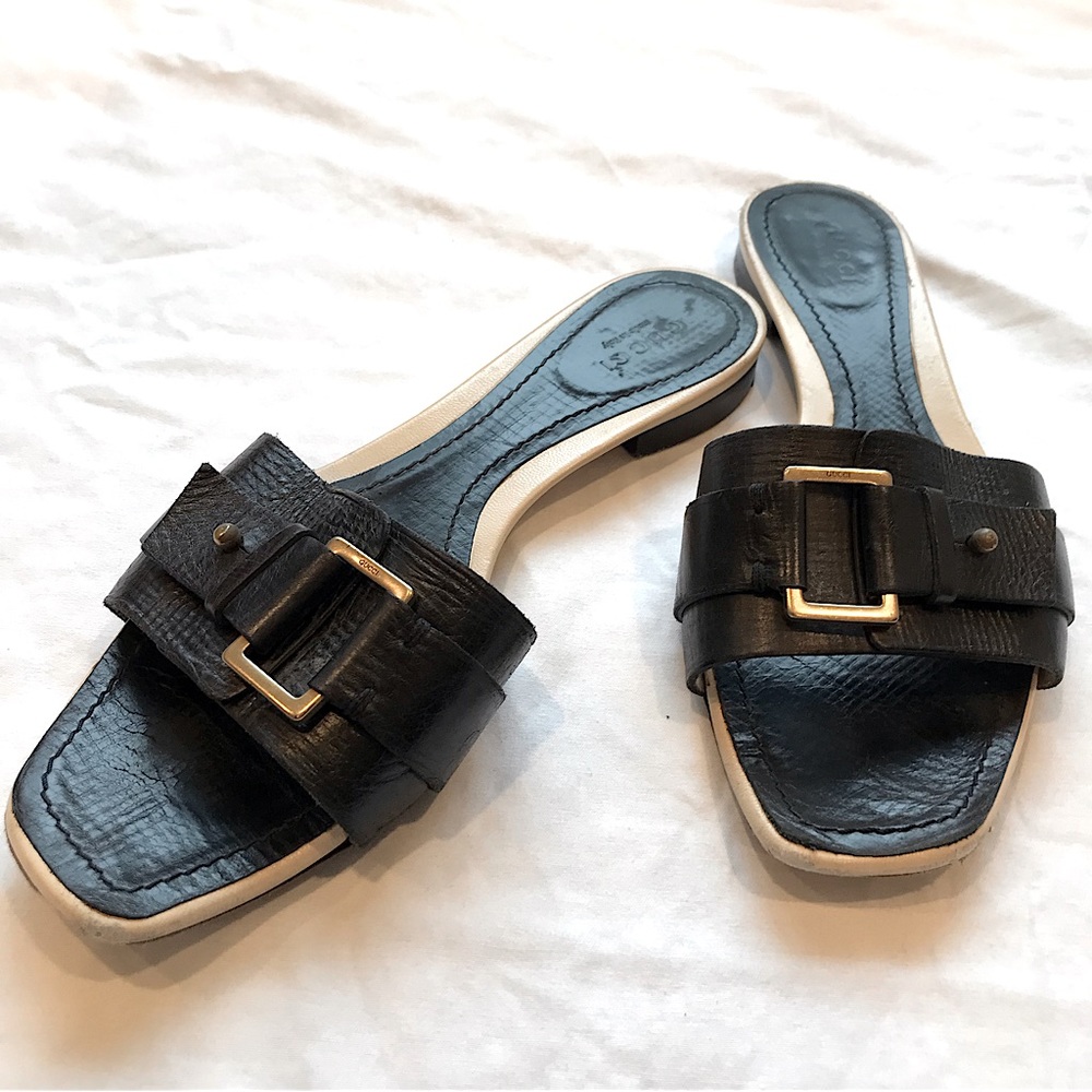Gucci black flats with gold accent buckle💛